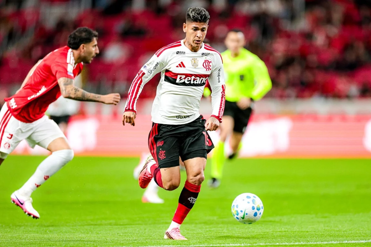 Carrascal em partida do Flamengo contra o Internacional Carrascal em partida do Flamengo contra o Internacional