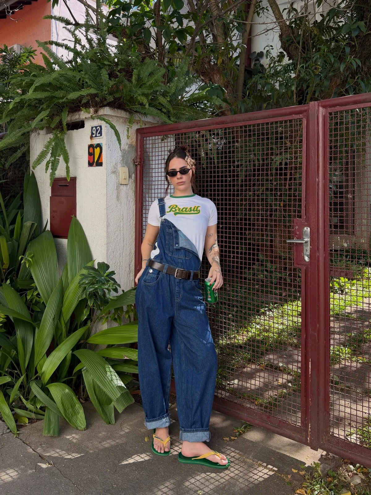 Combinações com peças inesperadas, como a jardineira jeans, adicionam mais personalidade Combinações com peças inesperadas, como a jardineira jeans, adicionam mais personalidade