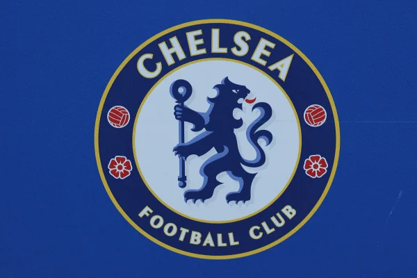 Foto colorida do escudo do Chelsea - Metrópoles