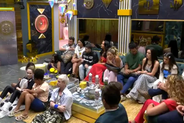 Imagem colorida do elenco do BBB 26 na sala aguardando a formação do paredão - Metrópoles