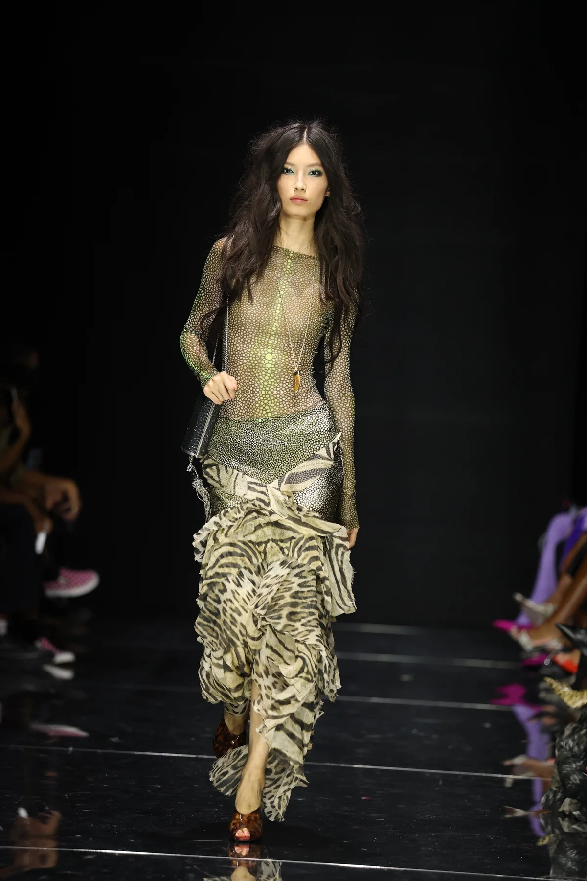Roberto Cavalli trouxe o preto em visuais estampados Roberto Cavalli trouxe o preto em visuais estampados