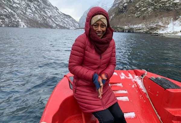 Gloria Maria passa frio abaixo de zero na Noruega e vira meme na web