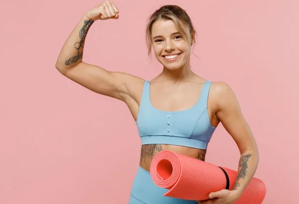 Mulher cuidando da saúde , treinando de roupa de academia - Metrópoles