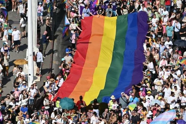 Imagem colorida de parada LGBT+ na Hungria