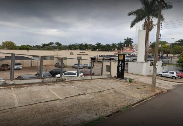 Imagem colorida mostra a fachada da Central de Polícia Judiciária de Jaú, no interior de São Paulo, onde um homem foi preso 10 minutos depois de ser solto em audiência de custódia - Metrópoles