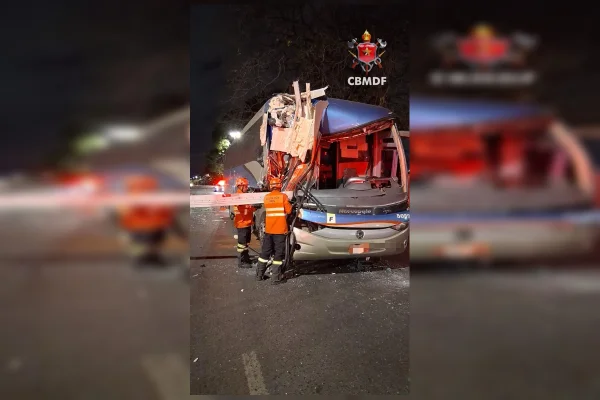 Acidente entre ônibus de turismo e caminhão deixa três feridos na Epia