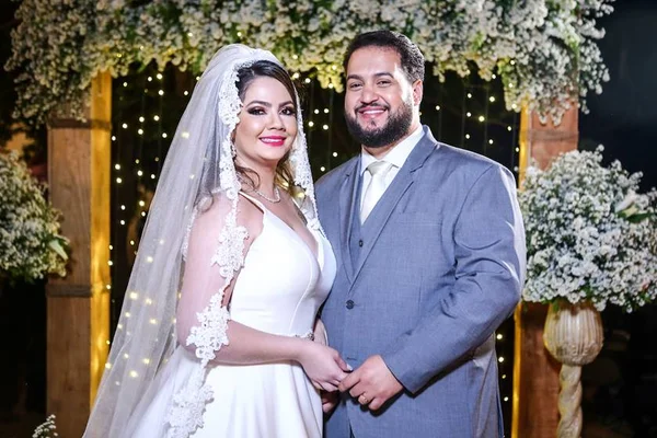 Stéphanie Sabarense e Marcelo Palis Horta trocam votos no Lago Sul