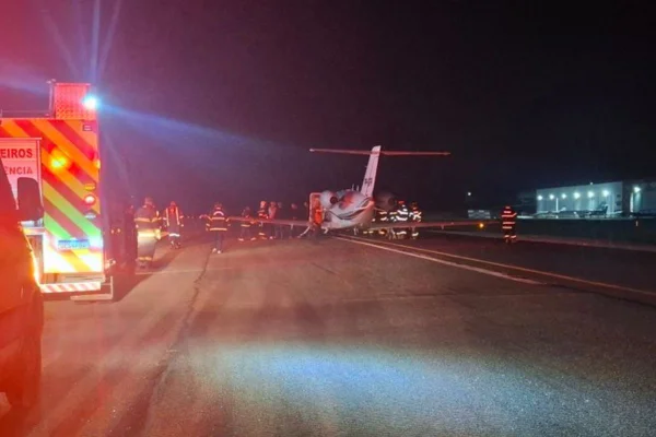 Imagem colorida mostra jatinho após fazer pouso de emergência no aeroporto de Jundiaí, no interior de São Paulo - Metrópoles