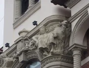A estátua estampa a entrada de um banco na Espanha