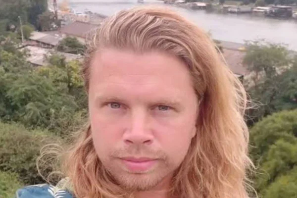 foto colorida de homem loiro de cabelos longos - metrópoles