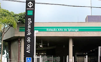 Entrada da estação Alto do Ipiranga; coluna preta com nome da estação; ao fundo, placa verde com letras brancas - Metrópoles