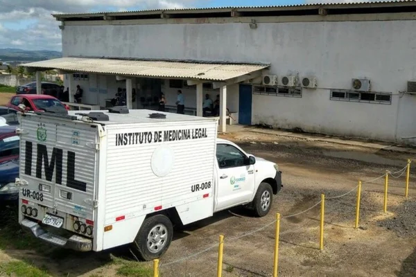 Imagem colorida, carro do Instituto Médico Legal PE - Metrópoles