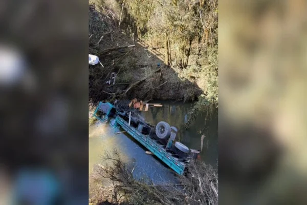 Imagem colorida, Motorista morre após caminhão cair de ponte e cabine ficar submersa- Metrópoles
