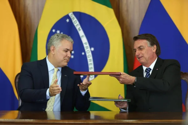 Bolsonaro assina sete acordos com presidente da Colômbia
