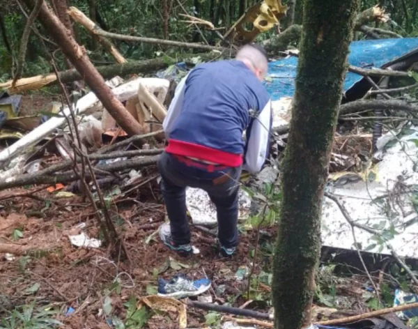 Imagem colorida mostra avião que caiu em Rio Grande da Serra; acidente deixou duas vítimas - Metrópoles