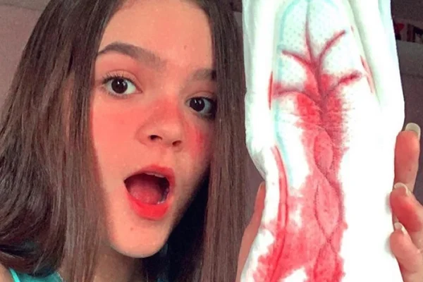 Mel Maia choca fãs ao mostrar simulação de menstruação na web