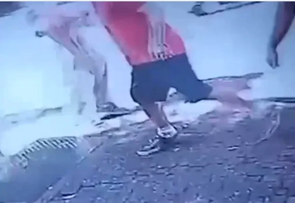 Imagem colorida de homem empurrando idosa na Barra da Tijuca (RJ) - Metrópoles