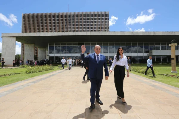Ibaneis assina renúncia e deixa GDF para se candidatar ao Senado