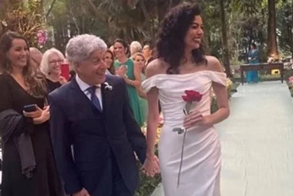 Foto colorida do casamento de Caco Barcellos - Metrópoles
