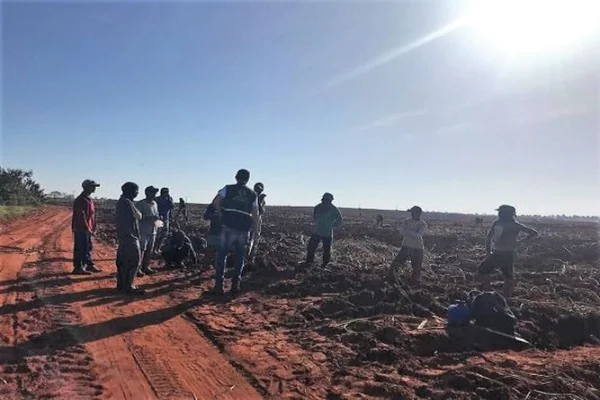 FOTO COLORIDA DE HOMENS TRABALHANDO SOB O SOL