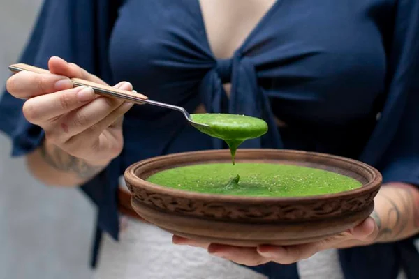 Creme de espinafre é receita ideal para os dias chuvosos