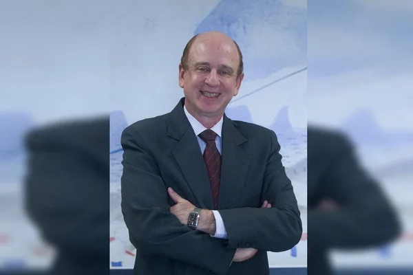 Homem de braços cruzados