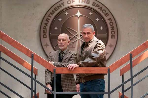 Mark Naird e Adrian Mallory em Space Force