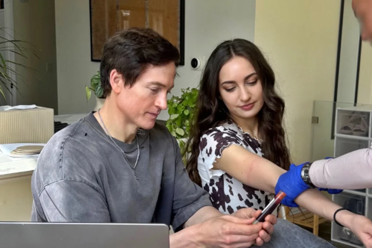 Biohacker e bilionário afirma guardar sangue menstrual da namorada