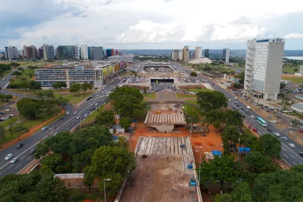 Um ano após queda de viaduto no Eixão, obra está 35% concluída