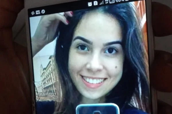 Jovem morre em acidente e pai busca por celular: “Fotos são última lembrança”