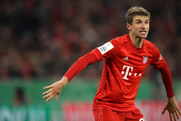 Vídeo. Thomas Müller conversa com galinhas de igual para igual