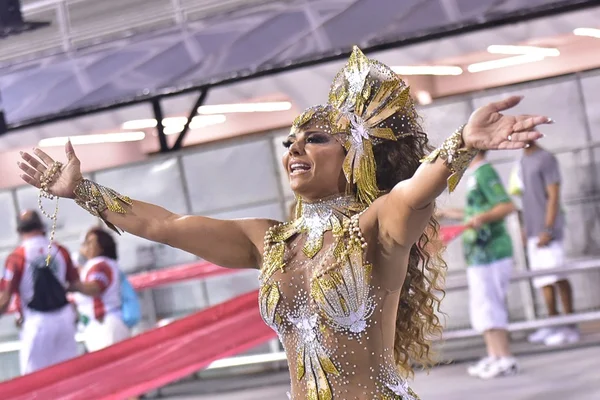 Toda sensual, Viviane Araújo agarra e beija namorado em ensaio