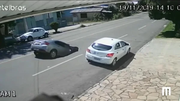 Vídeo: veja momento em que carro é “engolido” por cratera