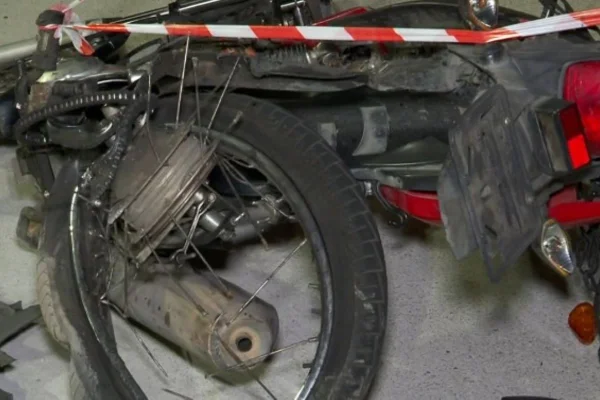 foto colorida de motocicleta destruída após ser atropelada por carro de luxo que participava de racha em Barueri - Metrópoles