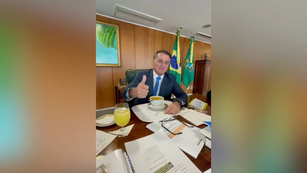 Em recuperação, Bolsonaro almoça purê de mandioquinha