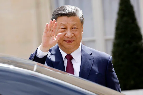 Imagem colorida mostra o presidente da China, Xi Jinping, acenando - Metrópoles