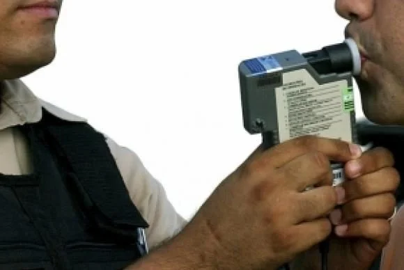 Motorista bêbado dá tapa em PM e tenta tomar a arma de outro no DF