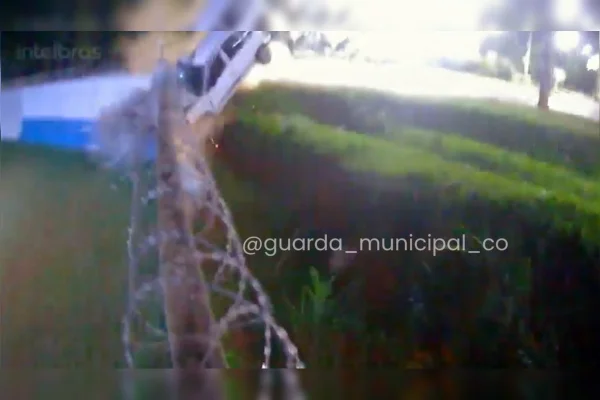 Motorista fica preso às ferragens após bater em muro de Guarda Municipal