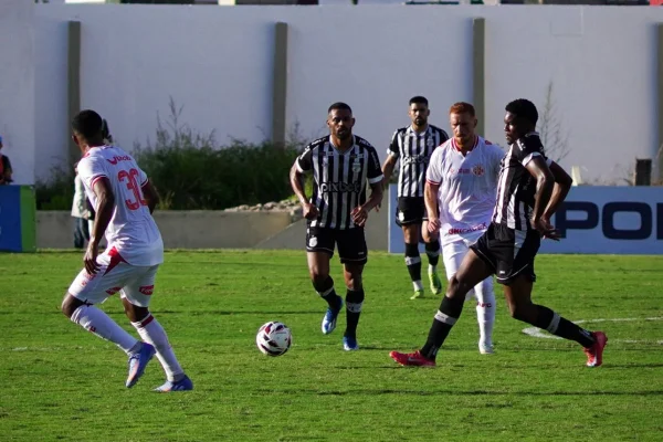 Jogadores de Treze-PB e América de Natal-RN disputam bola na Série D