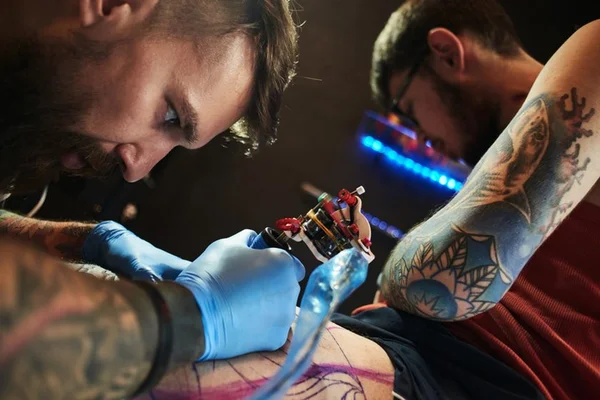 Tintas de tatuagem podem conter substâncias cancerígenas, diz estudo