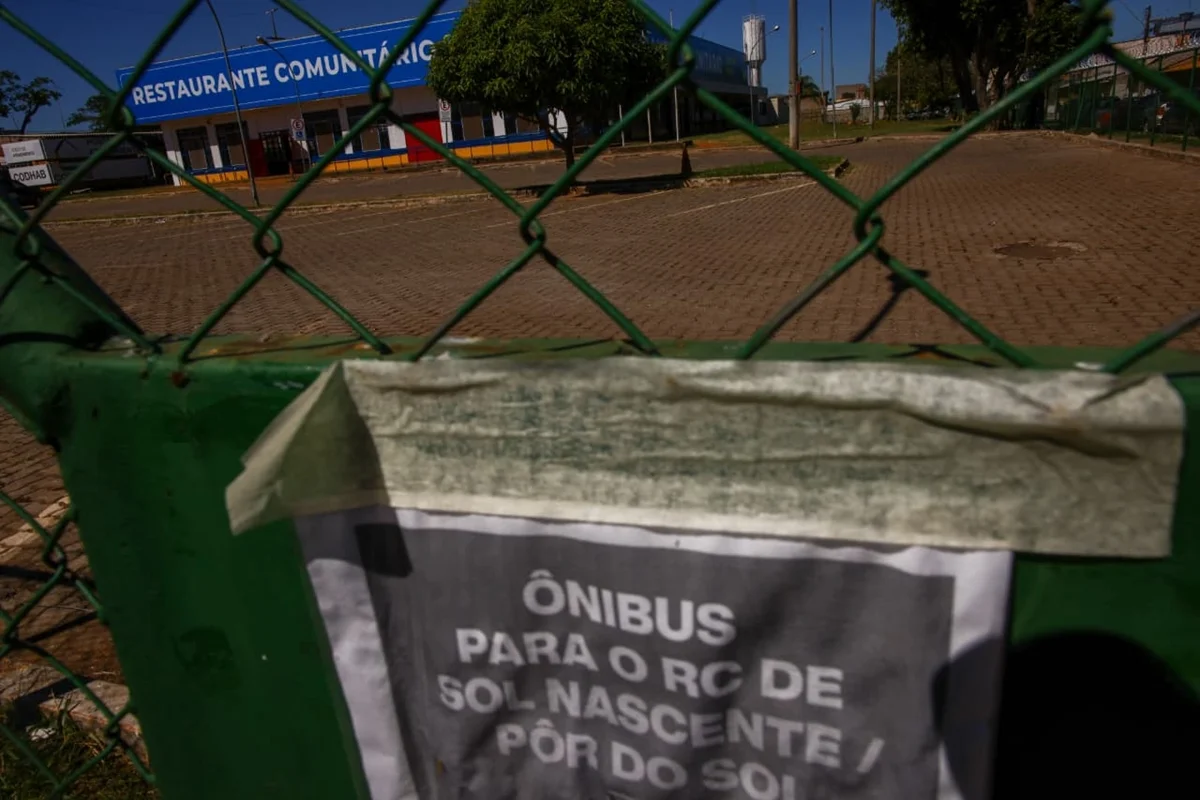 Os ônibus, que fariam o transporte dos usuários até outros restaurantes, não circularam nesta segunda-feira (29/6) por conta do ponto facultativo Os ônibus, que fariam o transporte dos usuários até outros restaurantes, não circularam nesta segunda-feira (29/6) por conta do ponto facultativo