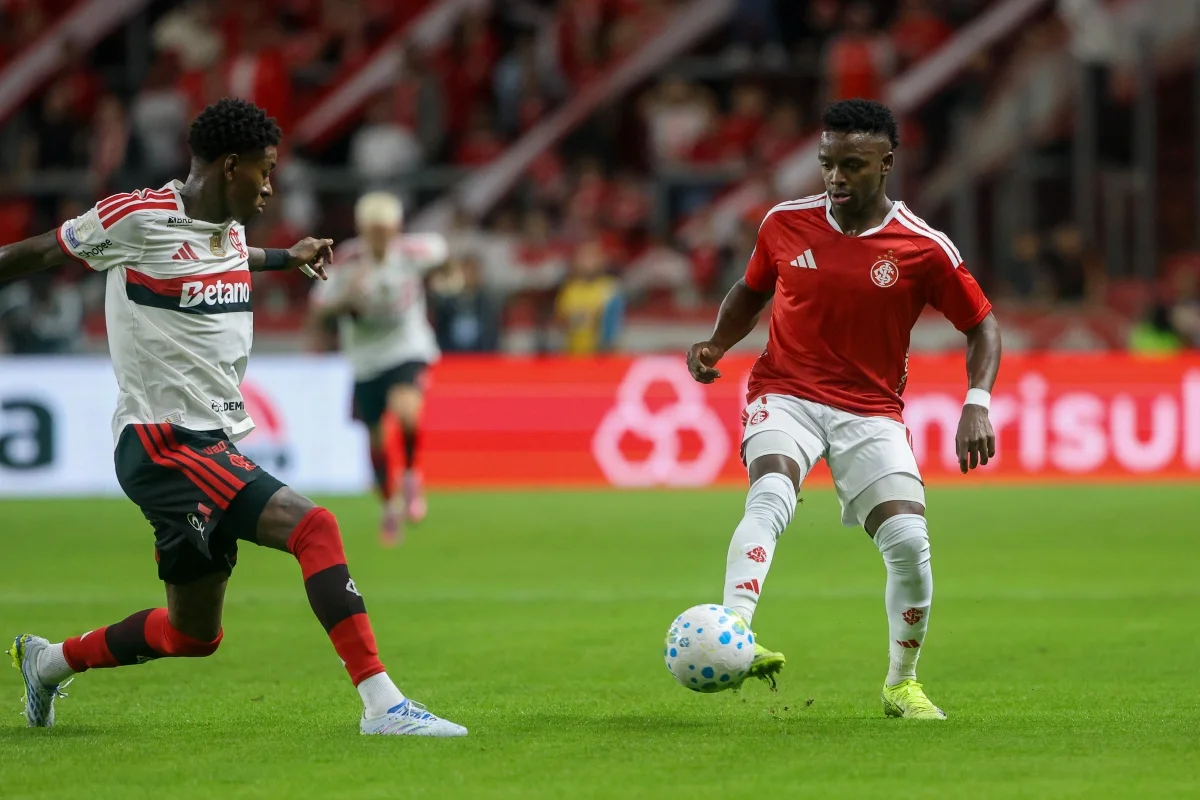 Carbonero com a bola na partida entre Internacional e Flamengo Carbonero com a bola na partida entre Internacional e Flamengo