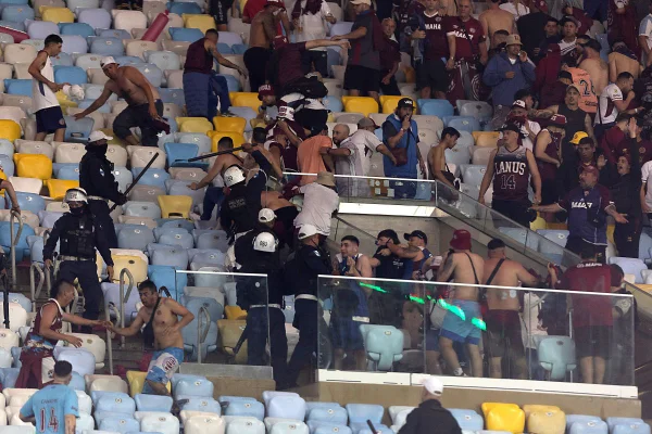 Torcida do Lanús no setor visitante em confronto com a PM
