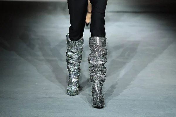 Botas brilhosas da Saint Laurent ganham destaque na Paris Fashion Week