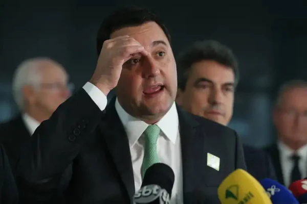 Foto colorida do governador do Paraná, Ratinho Junior - Metrópoles
