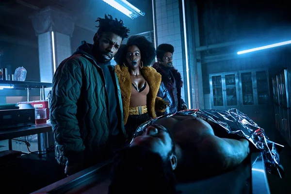 imagem colorida de Fontaine (John Boyega), Yo-Yo (Teyonah Parris) e Slick (Jamie Foxx) em Clonaram Tyrone da Netflix - Metrópoles