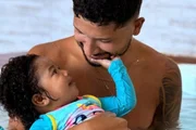 Nala, filha de Yuri Lima e Iza, encanta a web ao dançar ao lado do pai