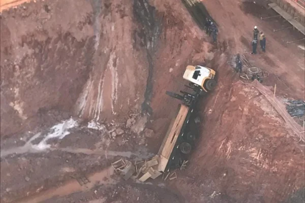 Caminhão cai dentro de vala em canteiro de obras em Águas Claras