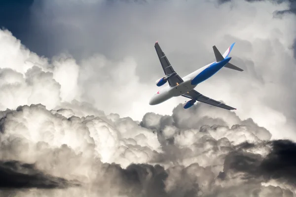 Foto colorida de avião - Especialistas explicam por que turbulências em voos não são perigosas - Metrópoles