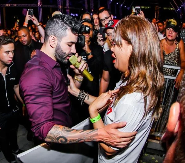 Mulher que Gusttavo Lima prometeu ajudar é acusada na web de enganar cantor